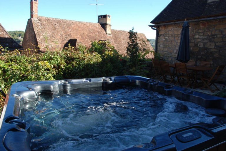 house in domme jacuzzi